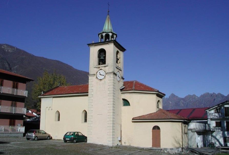 Gravellona Toce (VCO). Chiesetta di Santa Maria al bosco. Spicca il campanile con orologio e torretta laminata in rame. La chiesa dipinta color crema risalta rispetto al cielo blu 