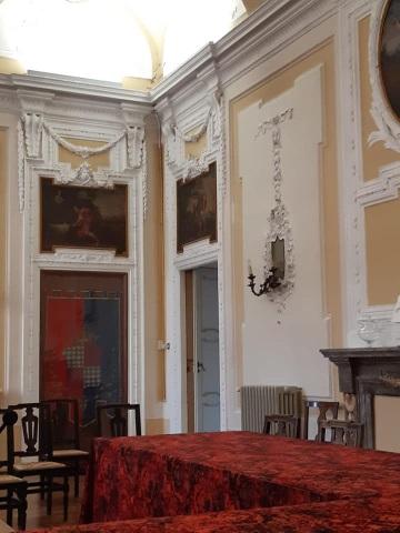 San Damiano d'Asti (AT). Sala interna del Municipio con stucchi bianchi e tavolo ricoperto di stoffa rossa. Immagine tratta dal sito del Comune (2025) 