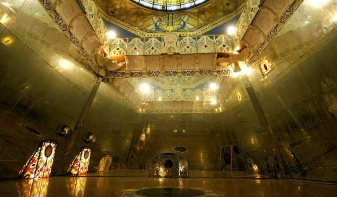 Vidracco (TO). Tempio Damanur. Sala riccamente decorata con specchi, vetrate artistiche colorate e decorazioni arabeggianti dorate. Fotografia tratta dal sito del Comune (2025) 
