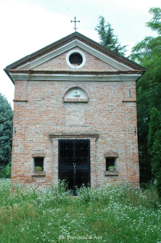 Bruno (AT). Facciata della piccola Chiesa della Madonna della misericordia in mattoni. Immagine tratta dal sito del Comune 