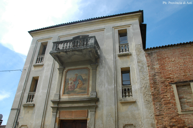 Bruno (AT). Ex asilo. Sulla porta di entrata e sotto al balconcino del secondo piano un affresco decorativo abbellisce la costruzione. Immagine tratta dal sito del Comune 