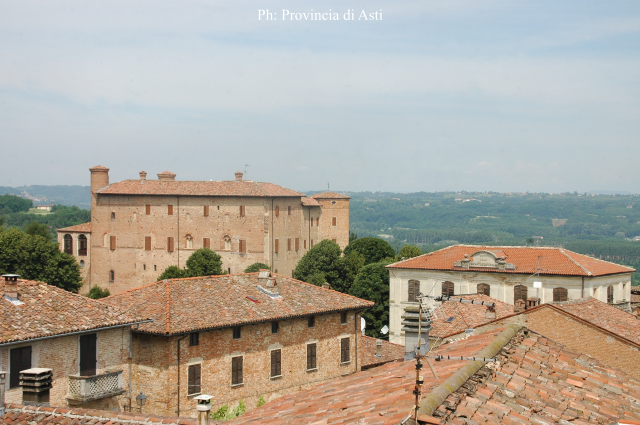Bruno (AT). Veduta dall'alto del Castello in fondo a sinistra e dei tetti in mattoni delle case del paese. Immagine tratta dal sito del Comune 