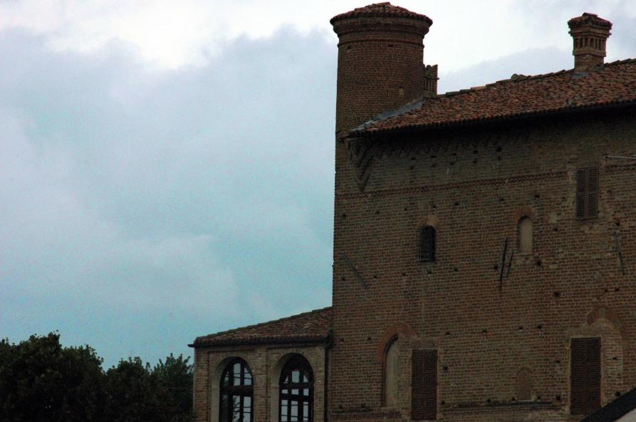 Bruno (AT). Scorcio del Castello. Il cielo è nuvoloso. Fotografia di Enrico Boano (2009) 