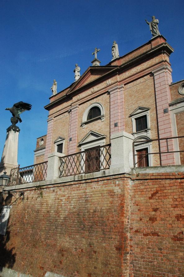 Bruno (AT). Il cielo è blu terso incornicia la facciata barocca in mattoni e pietre rosa del parrocchiale. Fotografia di Enrico Boano (2009) 