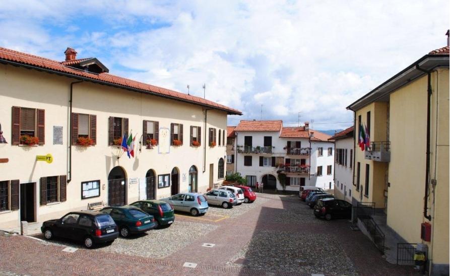 Soriso (NO). Il Municipio e la piazzetta in porfido rosso 