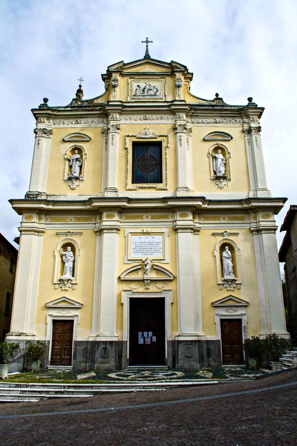 Castelletto d'Orba (AL). Chiesa parrocchiale Sant’Antonio abate in stile Barocco dipinta color crema e decorata con fregi e statue bianche (2014) 