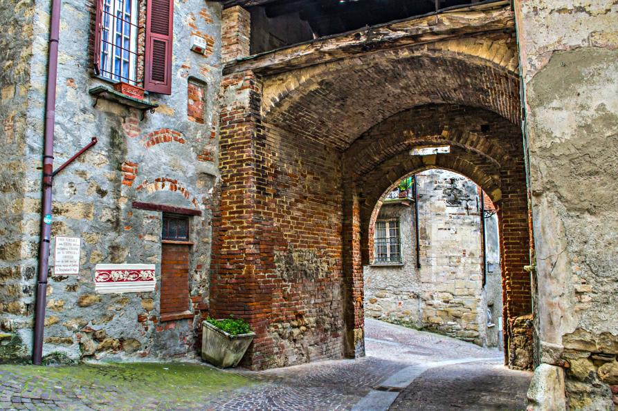 Castelletto d'Orba (AL). Retro della "Porta della berlina" in mattoni rossi (2014) 