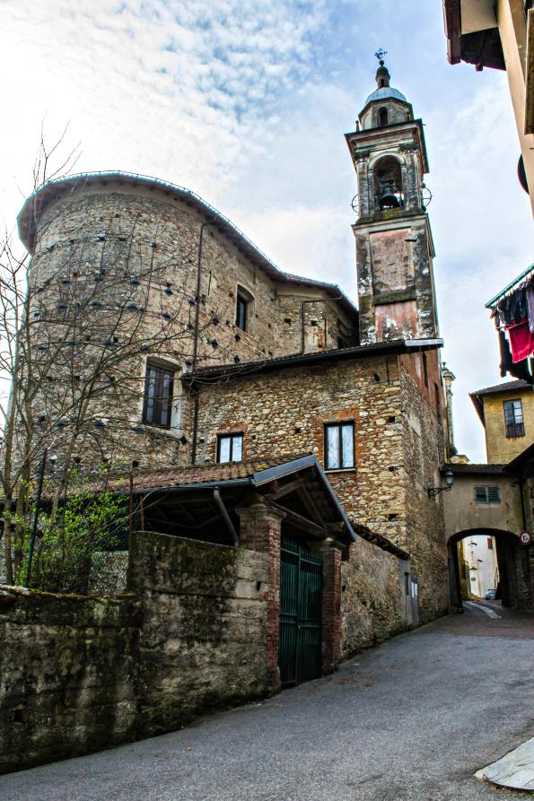 Castelletto d'Orba (AL). Retro della Chiesa parrocchiale di Sant'Antonio abate in pietra e mattoni. Si vede anche il campanile (2014) 