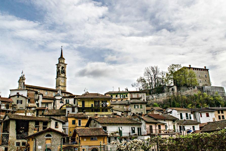 Castelletto d'Orba (AL). Il paese si stende sulla collina. A sinistra svetta il campanile della Chiesa e in alto a destra il castello (2014) 