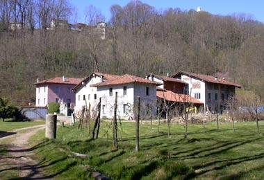 Soriso (NO). Mulin di Pell. Comunità "I ricostruttori". Caseggiati rurali dai tetti rossi immersi nel verde. Fotografia tratta dal sito del Comune 