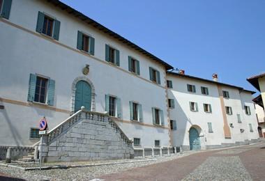 Soriso (NO). Piazza del Municipio e l'austero Palazzo Ravizza con portale in pietra lavorata e bugnato e stemma baronale dei Ravizza. Immagine tratta dal sito del Comune 