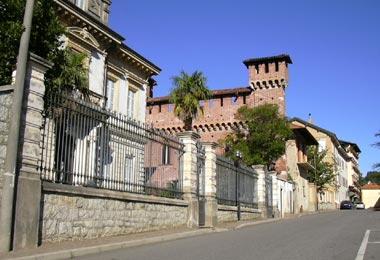 Soriso (NO). Via Roma in salita. A sinistra una lunga cancellata. Più avanti Villa Mongini in barocco piemontese. Immagine tratta dal sito del Comune 