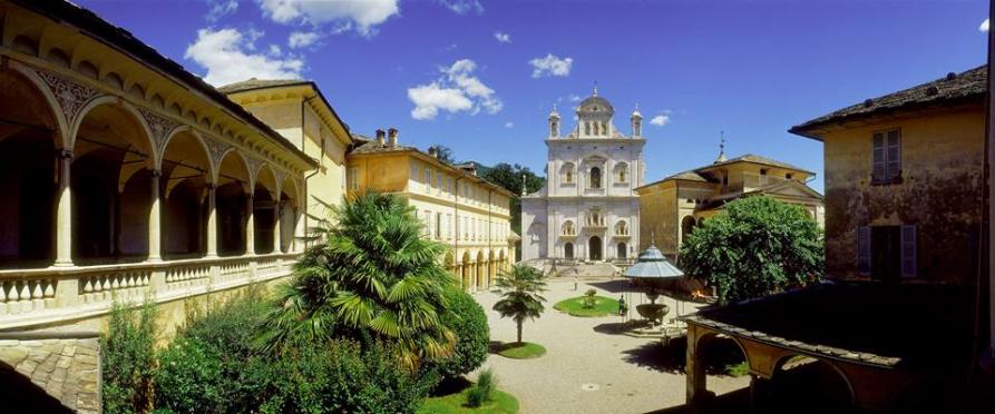 Varallo (VC). Il Sacro Monte. La Basilica al fondo e la piazza antistante circondata dagli edifici con loggiati e colonnati 
