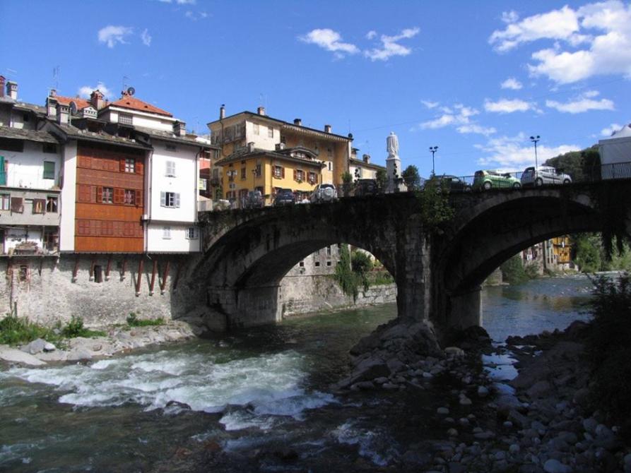 Varallo (VC). Le acque del torrente scorrono sotto al ponte Antonini. A sinistra le case a strapiombo sulla riva del torrente 