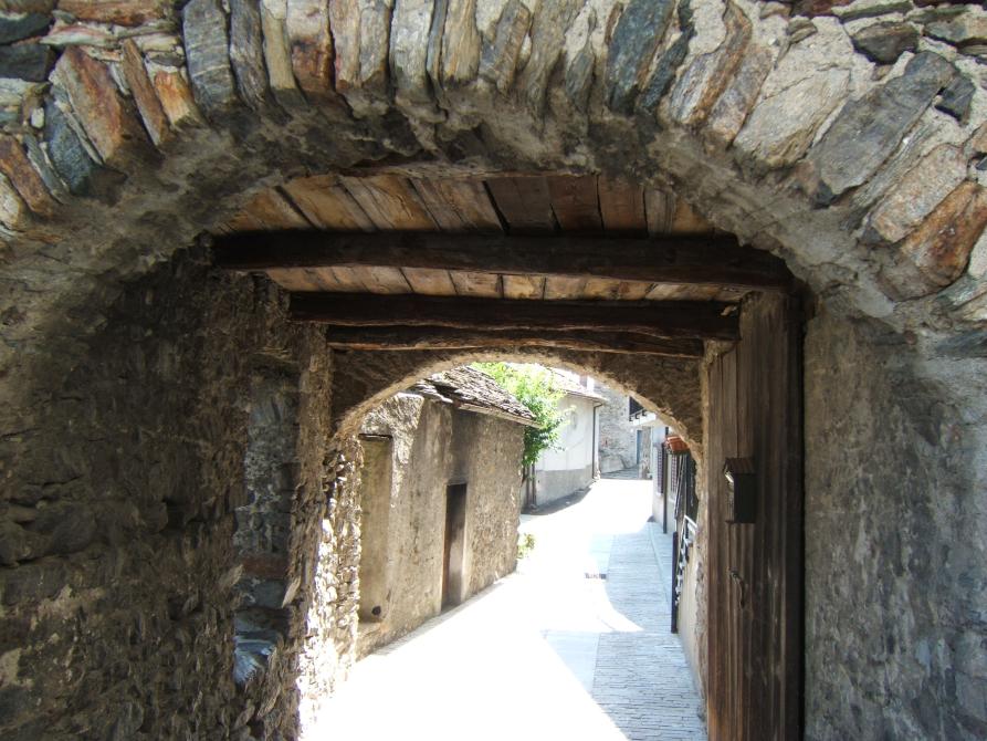 Premosello-Chiovenda (VCO). Porticato in pietre grezze e legno 