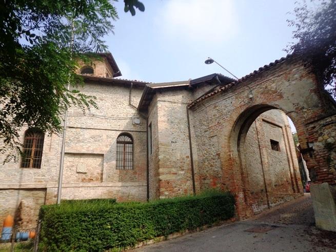 Villalvernia (AL). Vista laterale della Chiesa del Borgo antico e a sinistra l'arco di ingresso al Borgo in mattoni rossi. Fotografia di Elisabetta Spotorno 