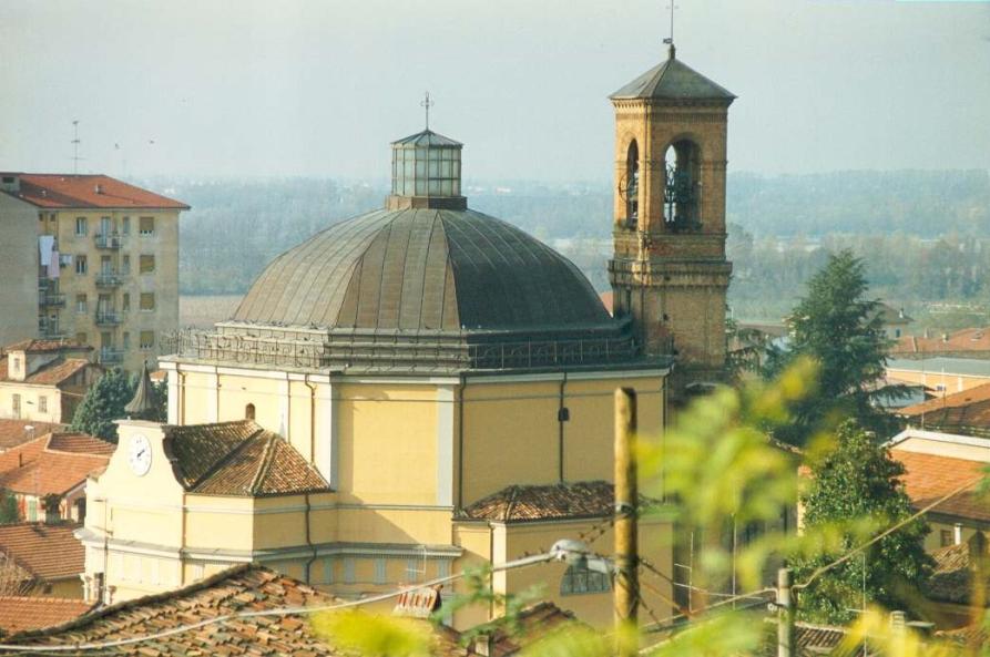 Villalvernia (AL). Sopra i tetti del paese si staglia la cupola rivestita in rame della Chiesa Parrocchiale dell'Assunta e il suo campanile in mattoni rossi. Fotografia tratta dal sito del Comune (2025) 