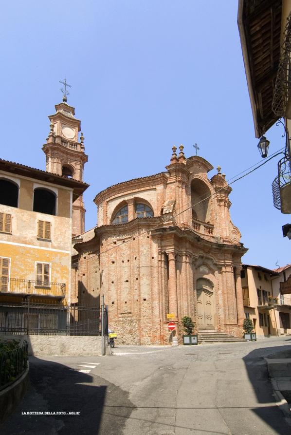 Agliè (TO). Da una leggera salita si arriva alla Chiesa di Santa Marta. I mattoni rossi a vista sono tipici dello stile Barocco piemontese. Fotografia di Franco Marchiando (2015). 