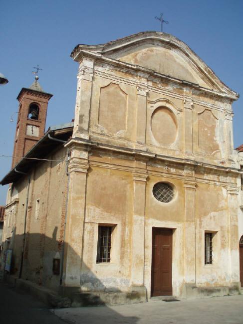 Agliè (TO). La Chiesa di San Grato in stile barocco. Si intravede in fondo a sinistra la parte finale del campanile in mattoni rossi.Immagine tratta dal sito del Comune (2025). 