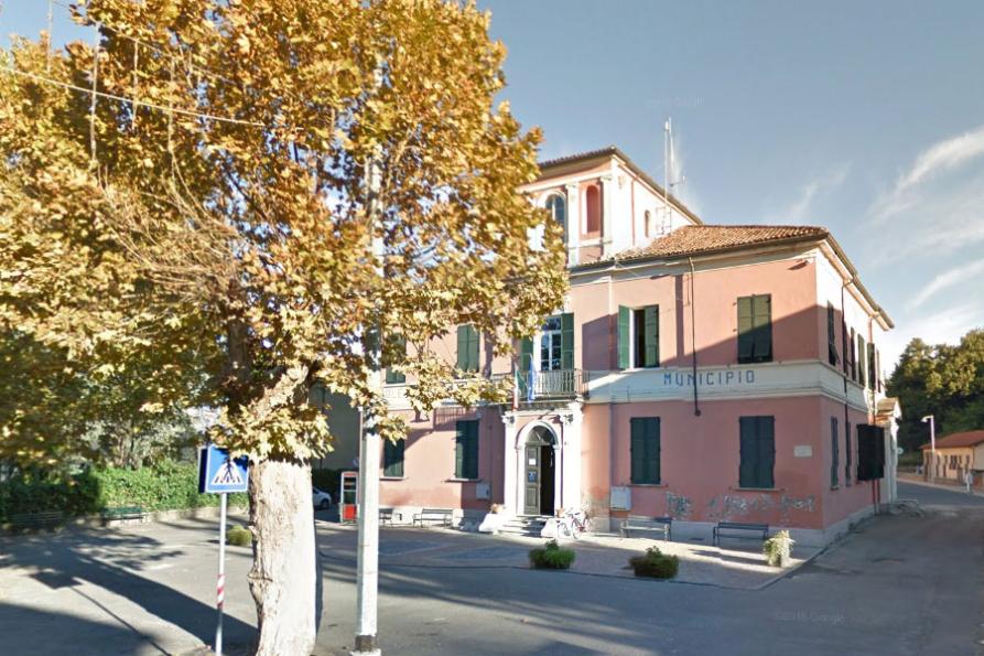 Villalvernia (AL). A sinistra un albero copre la visuale di parte del Municipio tinteggiato di rosa con persiane verdi. Fotografia tratta dal sito del Comune (2025) 