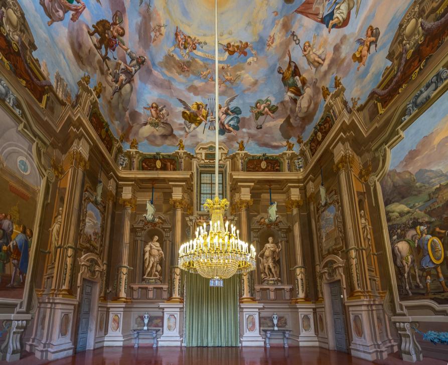 Agliè (TO). Il Castello ducale. Salone interno completamente affrescato e lampadario centrale in vetro. Immagine tratta dal sito del Comune (2025) 