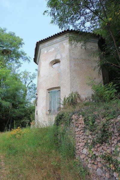 Briga Novarese (NO). Cappella seicentesca a pianta ottagonale della Madonna del Motto immersa nel verde . Fotografia di Carlo Moroso 