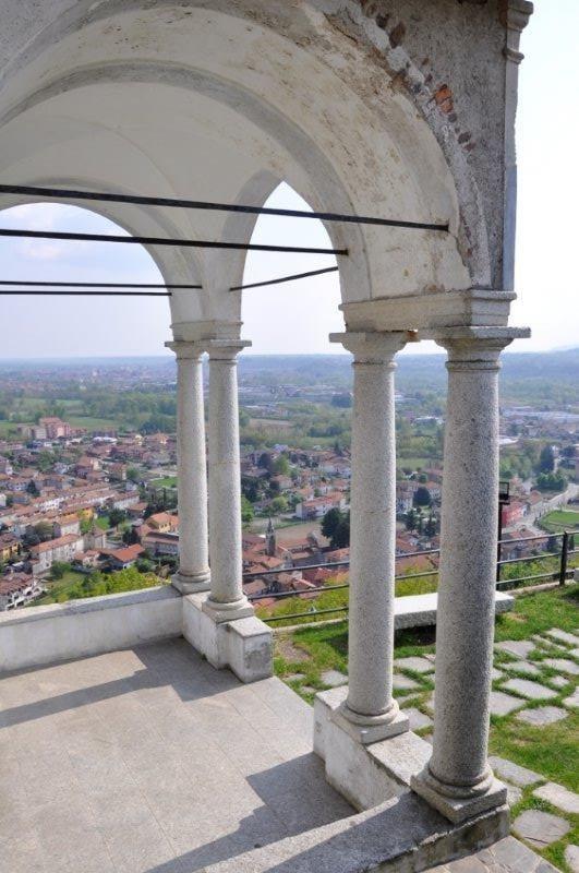 Briga Novarese (NO). Porticato bianco della Chiesa di San Colombano e vista panoramica. Fotografia di Carlo Moroso 