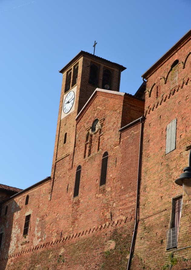 Scurzolengo (AT). Il castello medievale, con le alte mura in mattoni rossi, si staglia nel cielo blu 