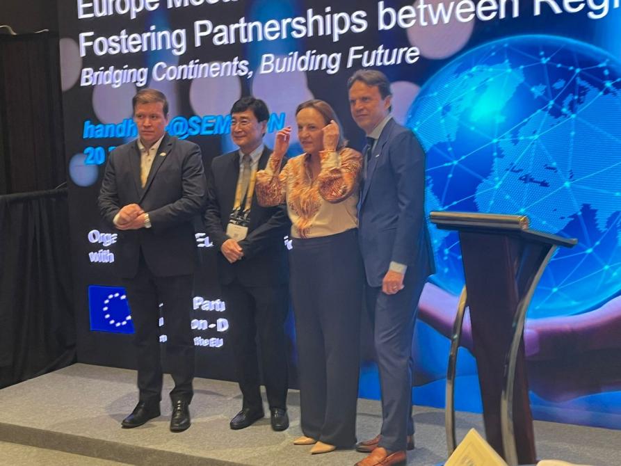 I relatori del convegno: da sinistra Ville Tavio, ministro per il Commercio estero e lo Sviluppo della Finlandia; Byung Joon Han, CEO e co-fondatore di Silicon Box; Iwona Piórko, ambasciatrice dell'UE a Singapore; l'assessore Andrea Tronzano. 