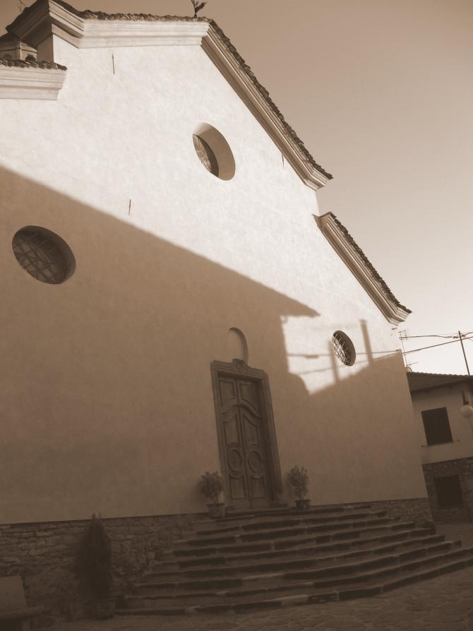 Levice (CN). Facciata della Parrocchia di Sant'Antonio Abate. Fotografia in bianco e nero di Monica Francone (2006) 