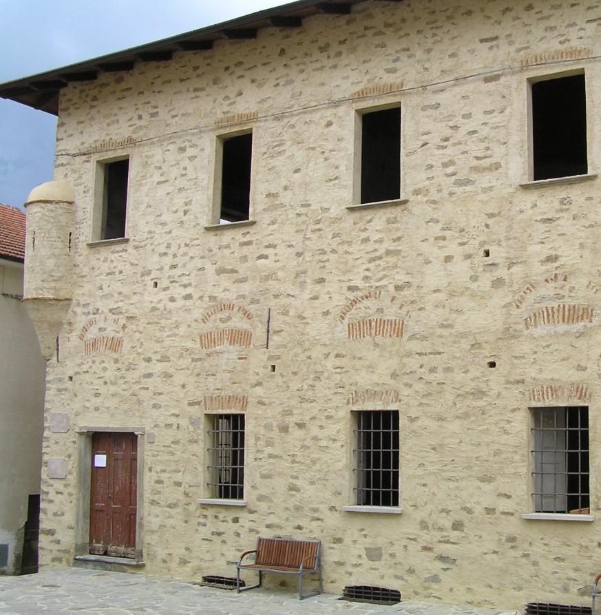 Levice (CN). Palazzo Scarampi. L'edificio, dalle linee squadrate, ha muri a vivo color sabbia su cui si aprono numerose finestre rettangolari. Fotografia di Annamaria Delmonte (2008) 