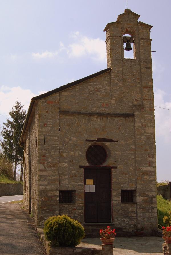 Levice (CN). La piccola Chiesa di San Rocco con piccolo campanile a destra a cui si appoggia l'unica navata. I muri sono a vivo. L'origine della costruzione è tardo medioevale. Fotografia di Lia Vero (2007) 