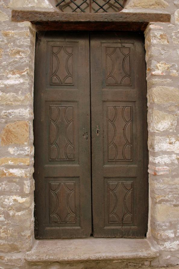 Levice (CN). Chiesa di San Rocco. Particolare della porta lignea d'entrata. Fotografia di Massimiliano Pellerino (2004) 