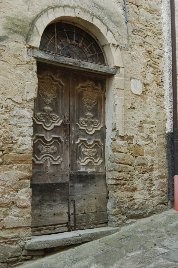 Levice (CN). Fotografia di una antica porta in legno intarsiata del centro storico. Fotografia di Massimiliano Pellerino (2008) 