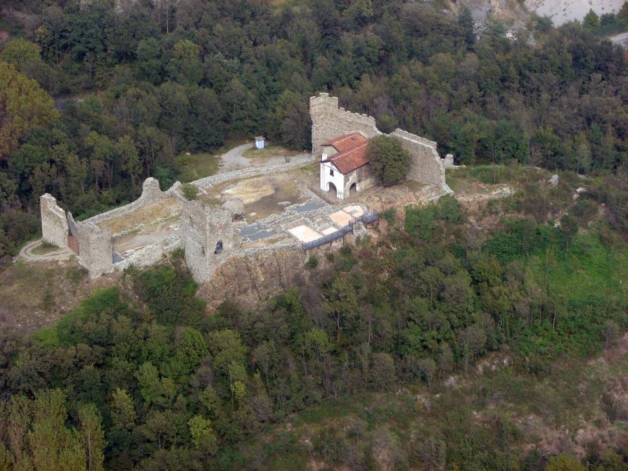 Condove (TO). Muri perimetrali diroccati del castello del Conte Verde visto dall'alto. Fotografia di Erica Gambelli (2009) 