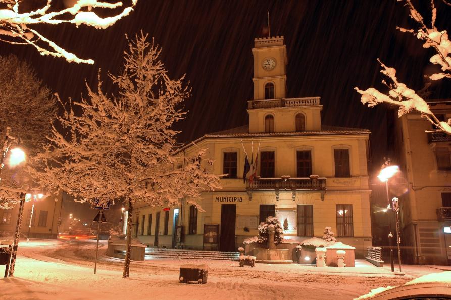 Condove (TO). Il Municipio in Piazza Martiri della libertà innevata. Foto notturna. Fotografia di Erica Gambelli (2009) 