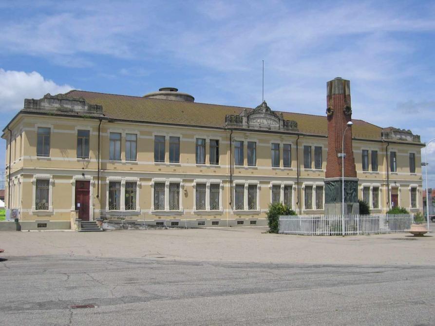 Comune di Caresana, vista panoramica delle Scuole Comunali con la piazza e antistantecielo azzurro  - Autore Claudio Tambornino anno 2008 