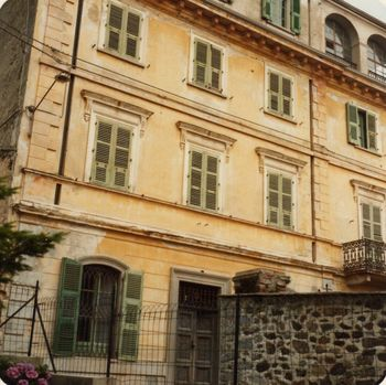 Camandona (BI). Scorcio di Palazzo Canova in Borgata Governati. I muri tinteggiati color crema hanno finestre chiuse con scuri verdi. Immagine tratta dal sito del Comune (2024) 