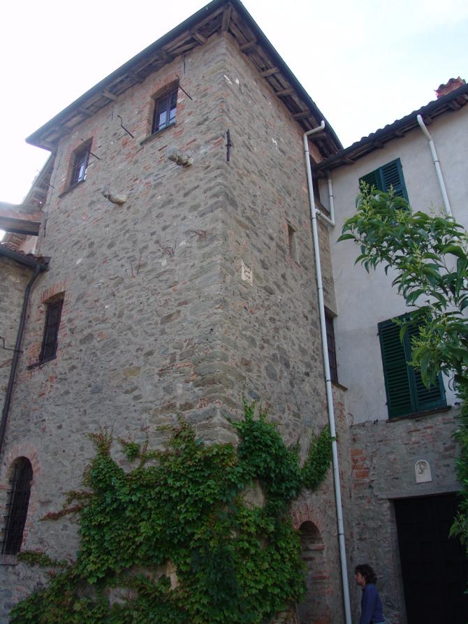 Pareto (AL). Porzione muraria del castello. Immagine tratta dal sito del Comune 