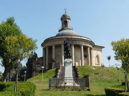 Casorzo Monferrato (AT). Sulla collina erbosa si arrampica una scalinata che conduce all'entrata della Chiesa Madonna delle Grazie. Il cielo è azzurro 