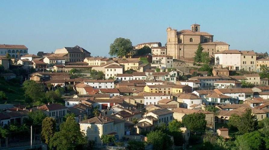 Casorzo Monferrato (AT). Il paese visto dall'alto. A destra spicca il complesso imponente della Chiesa di San Vincenzo in mattoni rossi 