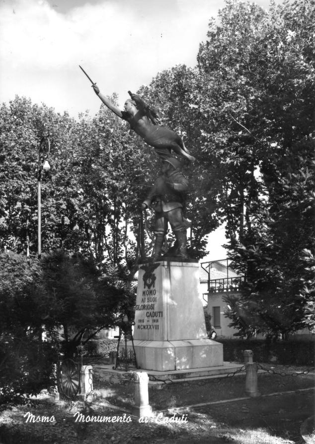 Momo (NO). Cartolina in bianco e nero del Monumento ai caduti 