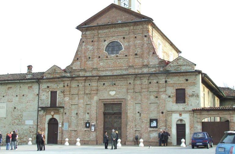 Farigliano (CN). Elegante facciata in stile barocco piemontese con mattoni scoperti del Santuario della Madonna delle Grazie di Mellea.  
