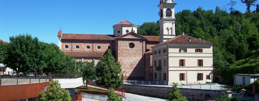 Farigliano (CN). Vista laterale del complesso di San Giovanni Battista 