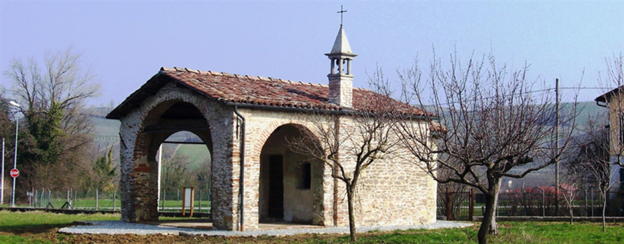 Farigliano (CN). La Cappella romanica di San Nicolao è una piccola struttura in pietra e mattoni a vista con un grande arco che permette l'accesso al portico di entrata. Dal tetto si alza un piccolissimo campanile con cuspide piramidale 