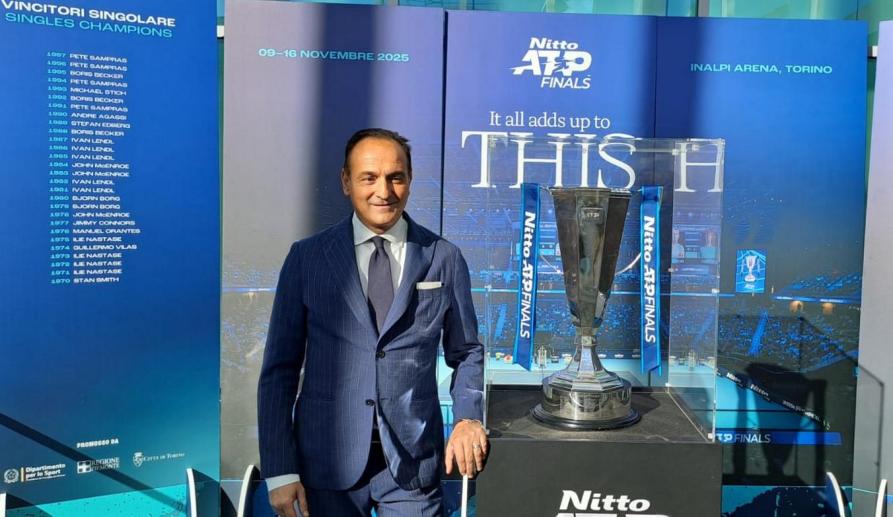 Il presidente Cirio vicino alla coppa 