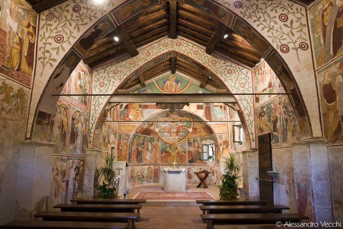 Momo (NO). Chiesa della S.S. Trinità. Navata centrale e abside interamente decorate con affreschi interni tardo gotici . Immagine tratta dal sito ufficiale del Comune (2024). Fotografia di Alessandro Vecchi (2015) 