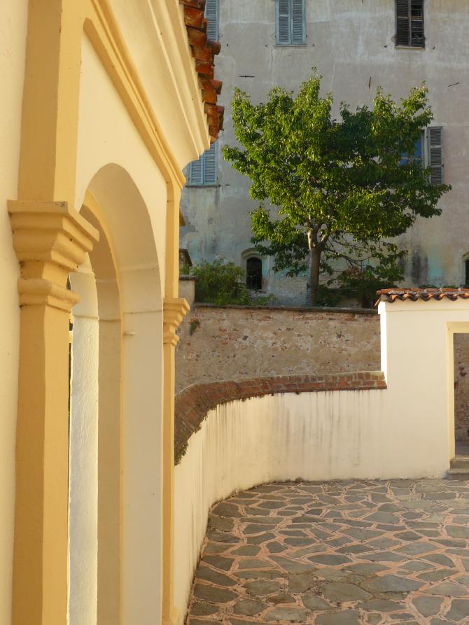 Lozzolo (VC). Scorcio dell'arco di entrata della Chiesa di San Giorgio 