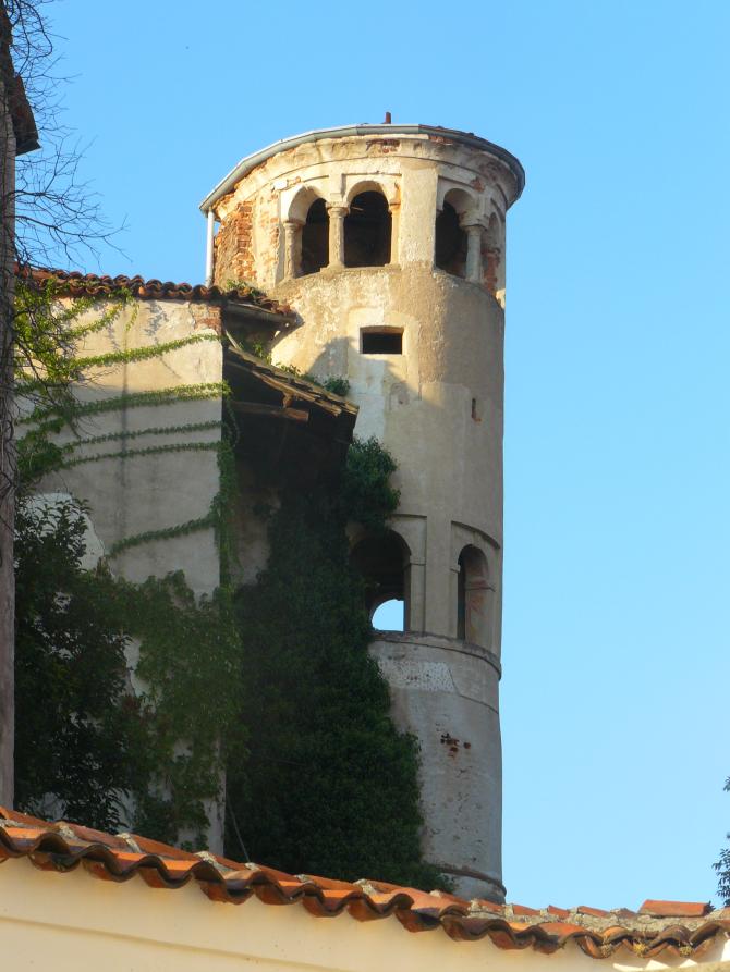 Lozzolo (VC). Particolare della torre a sezione circolare del Castello e della serie di monofore e bifore poste agli ultimi piani della torre 