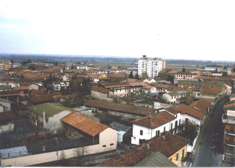 Momo (NO). Panorama del paese visto dall'alto. Fotografia di Luciano Amaranto (1985) 